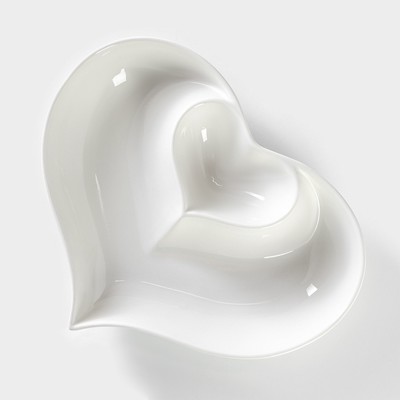 Блюдо керамическое с соусником «Сердце», 28×22×4 см, цвет белый