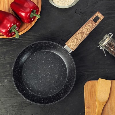 Сковорода кованая Доляна Natural. Black, d=20 см, ручка soft-touch, индукционное дно