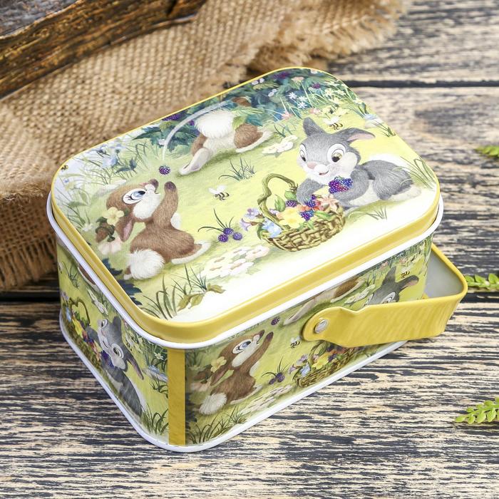 Шкатулка металл с ручкой "Зайчики на лужайке" 6х10,5х8 см - Фото 1