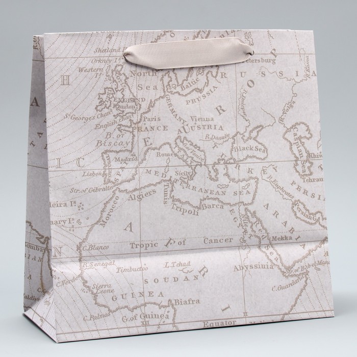 Пакет подарочный крафтовый квадратный, упаковка, «Весь мир твой», 22 х 22 х 11 см - фото 1908433564