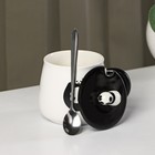 Кружка керамическая с крышкой и ложкой «Панда», 450 мл, цвет белый и чёрный - Фото 2