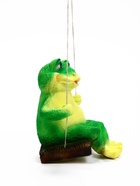 Садовая фигура из полистоуна «Лягушка на качелях», подвесная, 24×23×27 см  (артикул 4095077)  большой выбор товаров оптом и в розницу по низким ценам с доставкой