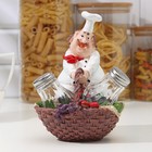 Набор для специй из стекла на подставке «Застенчивый повар», 3 предмета: солонка 60 мл, перечница 60 мл, подставка - Фото 1