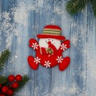 Мягкий магнит "Снеговик в снежинках" 10 см, бело- красный - Фото 1