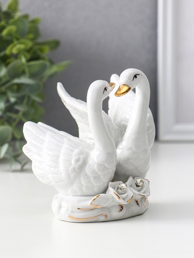 Фигурка керамика «2 лебедя с розами», со стразами, 9.5×10×7 см