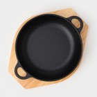 Сковорода чугунная «Жаровня», d=19 см, на деревянной подставке - фото 8451618