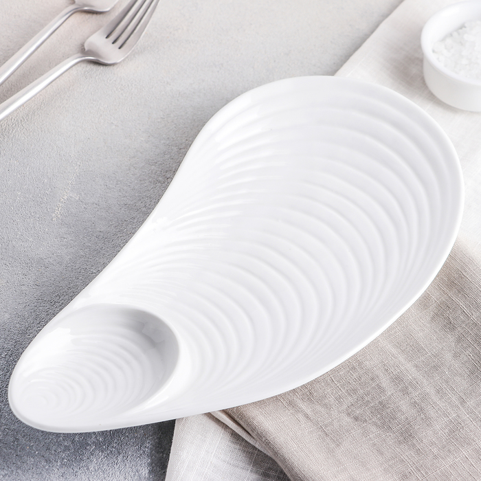 Блюдо керамическое с соусником «Ракушка», 28×15×2 см, цвет белый - фото 1909924762