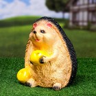 Садовая фигура "Ёжик с яблоком" 26см - Фото 2