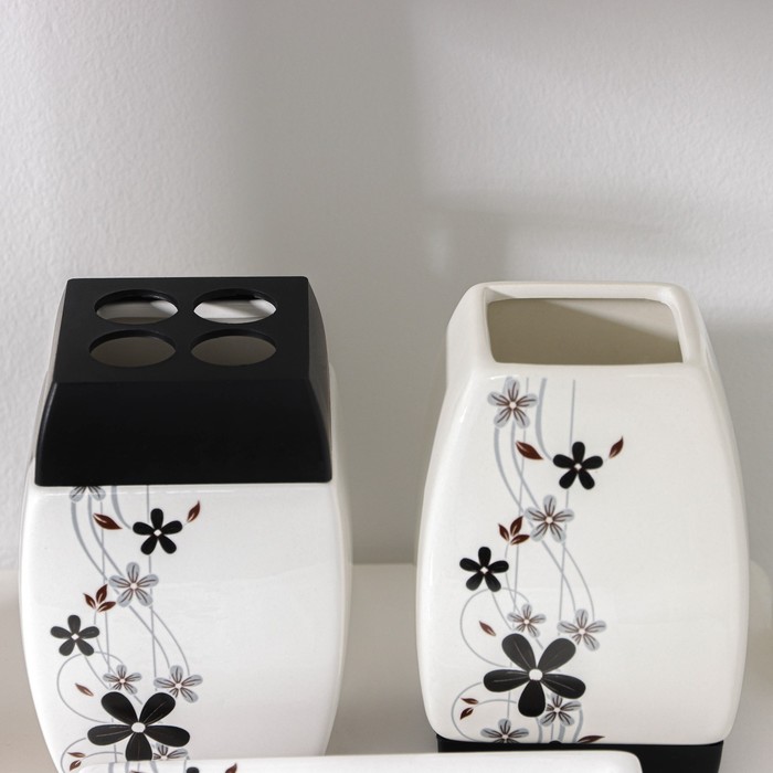 Набор аксессуаров для ванной комнаты «Грация», 4 предмета (дозатор 400 мл, мыльница, 2 стакана), цвет бело-чёрный - фото 1899672557