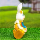 Фигура "Пара зайцев на бревне" белые 24х17см - Фото 6