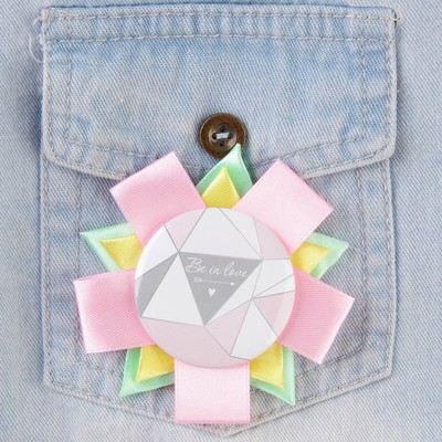 Значок закатной Be in love, d=4.5 см