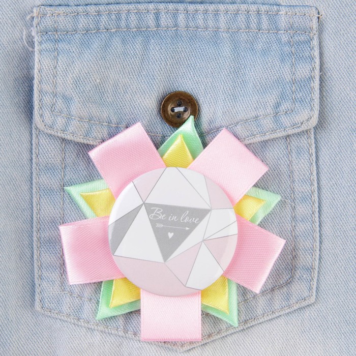 Значок закатной Be in love, d=4.5 см - Фото 1