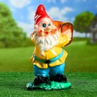 Садовая фигура "Гном с сундуком" 26х13см - Фото 1