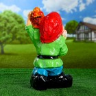 Садовая фигура "Гном фрукты 38х24см - Фото 3