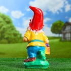 Садовая фигура "Гном с корзиной" малый 30х14см - Фото 3