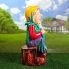 Садовая фигура "Бабка на пне" 60х30см - Фото 2