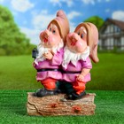 Садовая фигура "Два гнома на бревне с инструментами" 33см МИКС - Фото 5