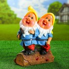 Садовая фигура "Два гнома на бревне с инструментами" 33см МИКС - Фото 1