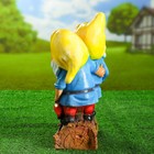 Садовая фигура "Два гнома на бревне с инструментами" 33см МИКС - Фото 2