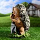 Садовая фигура "Ёжик с вилами" 30см - Фото 5