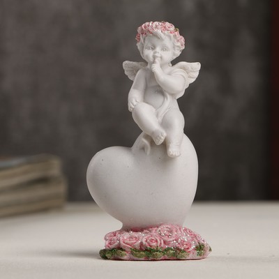 Фигурка полистоун «Белоснежный ангел в розовом веночке верхом на сердце», 8.5×4.3×2.2 см