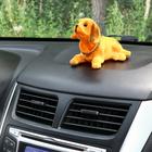 Собака на панель авто, качающая головой, большая, рыжий окрас - фото 8472913