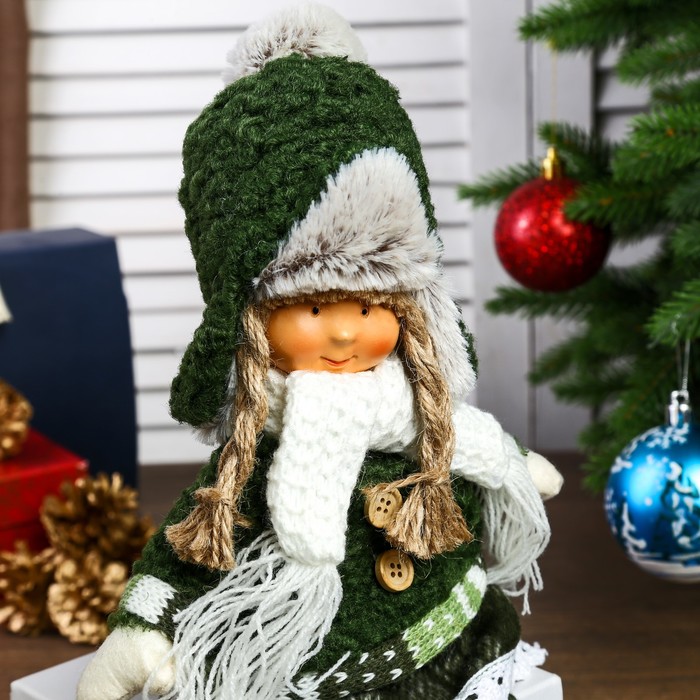 Кукла интерьерная "Девочка с косичками в зелёном пальто и зелёной шапочке" 36х8х13 см - фото 1911376370
