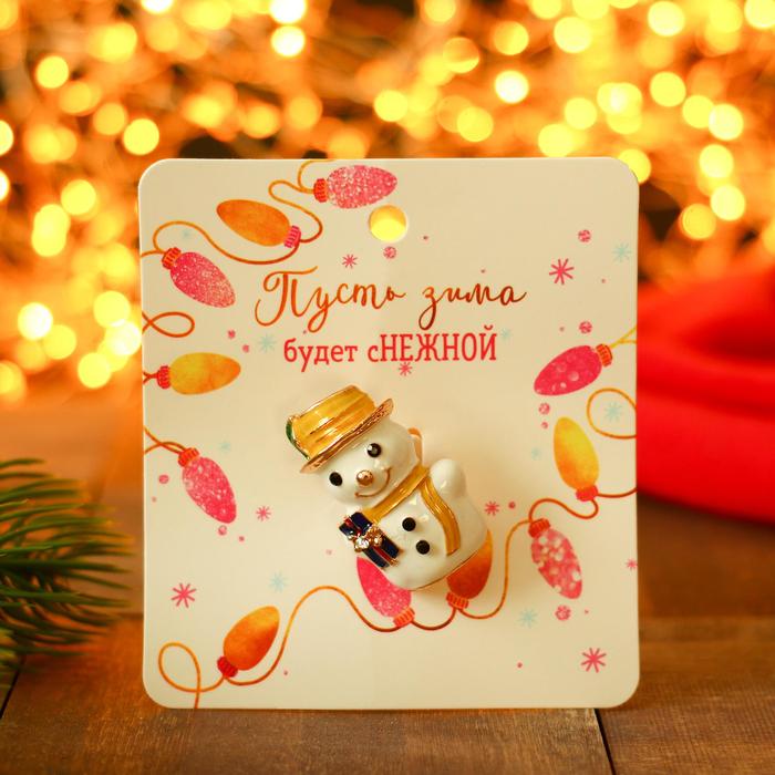 Брошь новогодняя «Снеговик с подарком», цветная в золоте - Фото 1