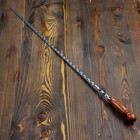 Шампур с деревянной ручкой, рабочая длина - 70 см, ширина - 10 мм, толщина - 3 мм с узором - Фото 2