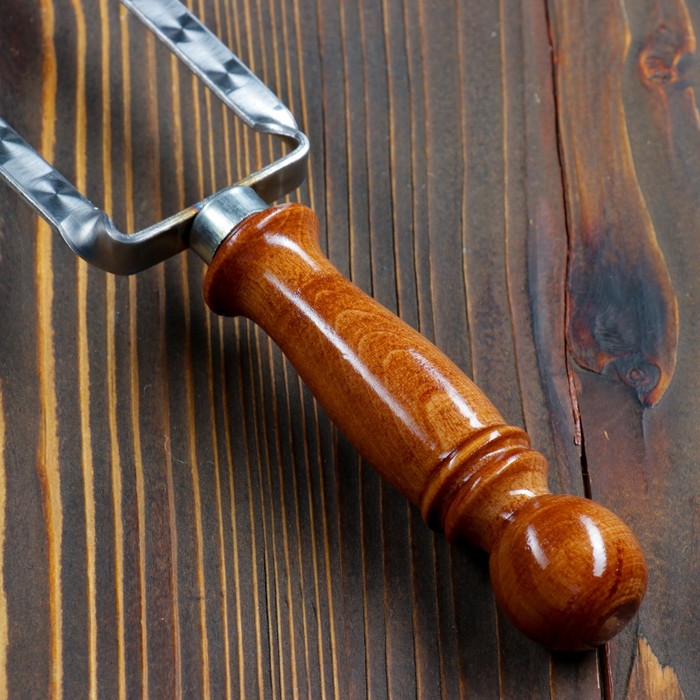 Двойной вилка-шампур с деревянной ручкой, с узором, 50см - фото 1911376915
