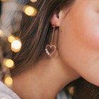 Серьги висячие со стразами «Сердце» с жемчужинами, цветные в золоте - Фото 4