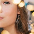 Серьги висячие со стразами «Хрусталики», цветные в золоте - Фото 7