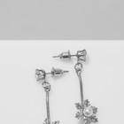 Серьги висячие со стразами «Новогодние» двойные снежинки, цвет белый в серебре - Фото 3