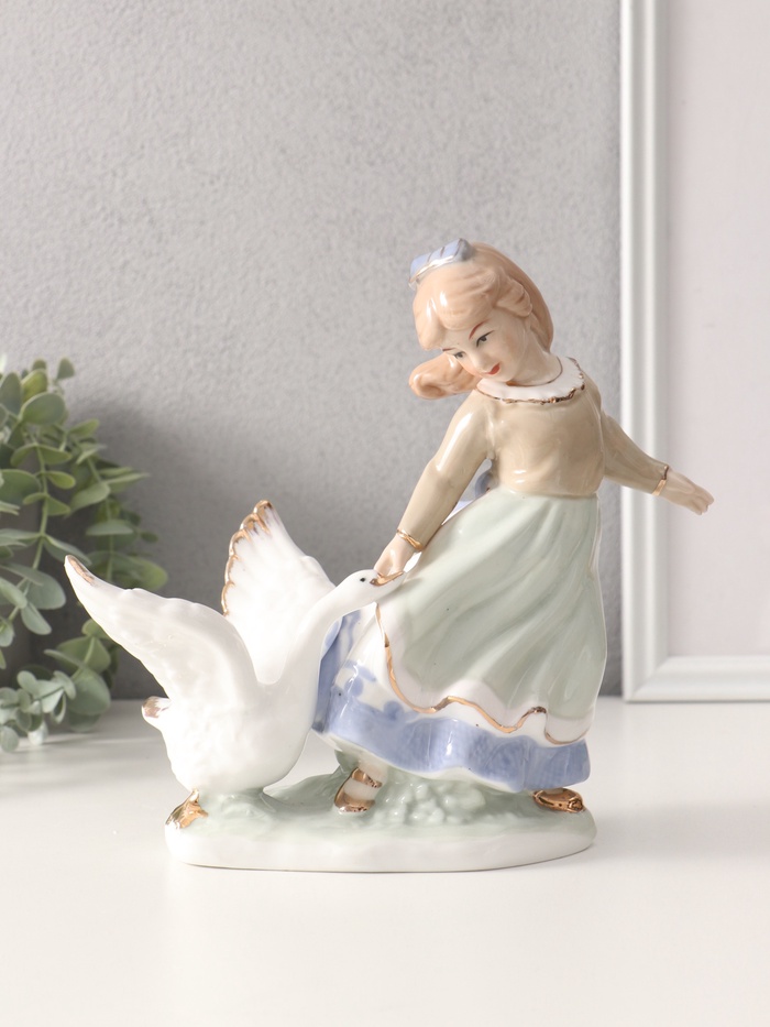 Фигурка керамика «Девочка с гусем», 21×11×23 см