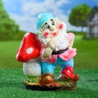 Садовая фигура "Гном с мухомором" - Фото 1