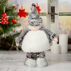 Мягкая игрушка "Дед Мороз в шубке" 19х55 см (в сложенном виде 37 см) серебро - Фото 4