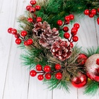 Венок новогодний d=30 см «Зимнее волшебство. Красные ягоды и шишки» - Фото 3