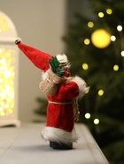 Дед Мороз под ёлку «Зимнее волшебство. В красной шубке, с лесными гостинцами», 16 см - фото 60892850