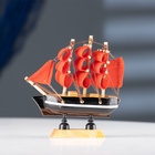 Сувенирная модель корабля «Марианна», борта с белой полосой, паруса алые, 3×10×10 см - Фото 2