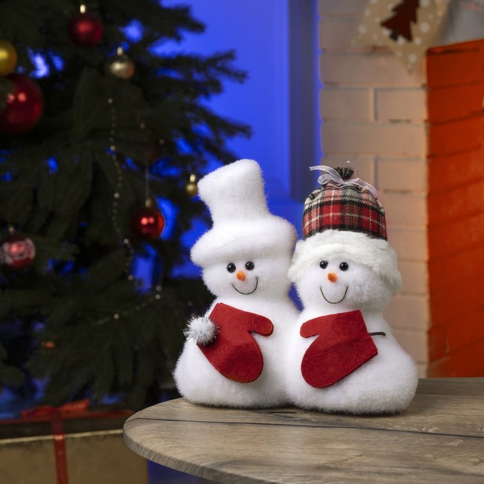 Светодиодная фигура «Снеговики» 22 × 22 × 12 см, флок, батарейки CR2032х2 (не в комплекте), свечение тёплое белое - фото 1884951419