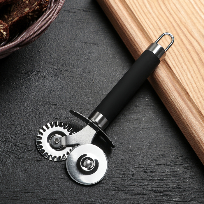 Нож для пиццы и теста Доляна Venus, 17 см, ручка soft-touch, цвет чёрный