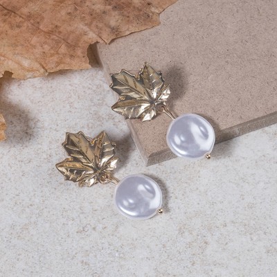 Серьги с жемчугом «Листопад», цвет белый в матовом золоте