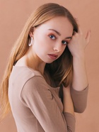 Серьги кольца с жемчугом QF «Нежность жемчуга», d=3.5 см, белые в золоте - Фото 4