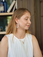 Серьги кольца с жемчугом QF «Нежность жемчуга», d=5.5 см, белые в золоте - Фото 2