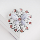 Брошь «Бабочка» на цветке, цвет бело-розовый в серебре - Фото 1