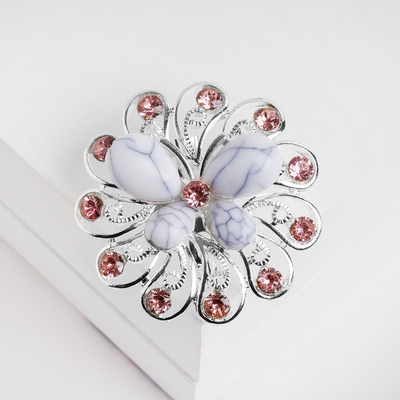 Брошь «Бабочка» на цветке, цвет бело-розовый в серебре