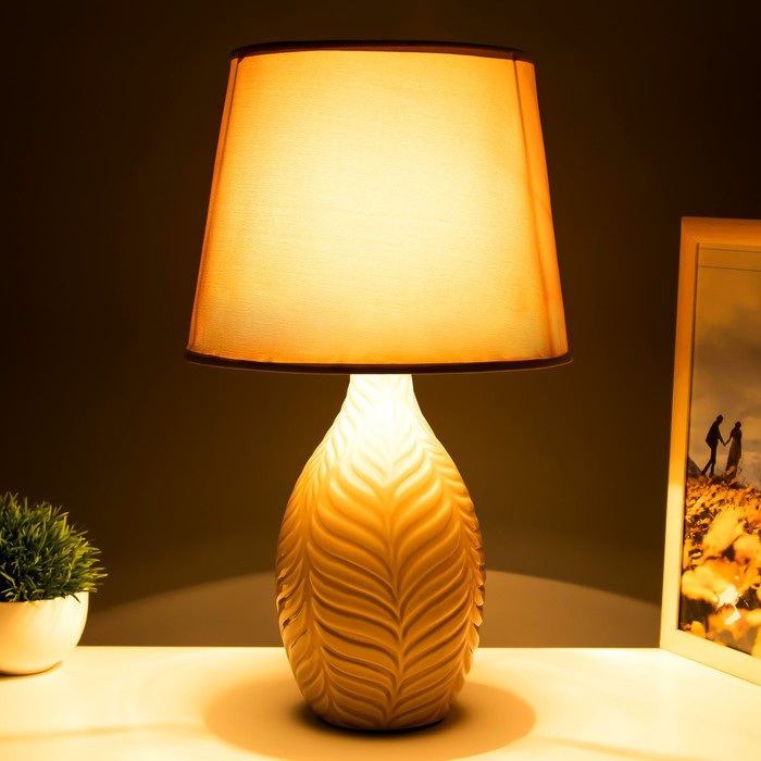 Настольная лампа "Тропики" Е14 1х40Вт  бежевый 25х25х42 см RISALUX - фото 1907035686