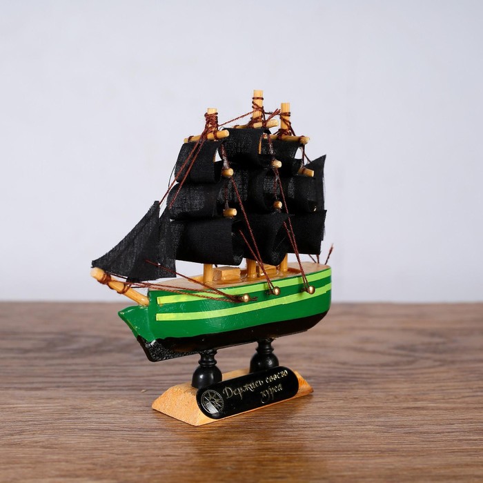 Корабль «Дункан», 10х3х10 см, зеленый корпус, черные паруса - фото 1896765994