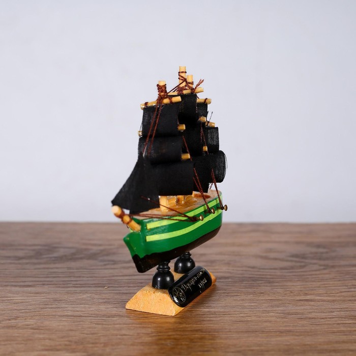 Корабль «Дункан», 10х3х10 см, зеленый корпус, черные паруса - фото 1896765995
