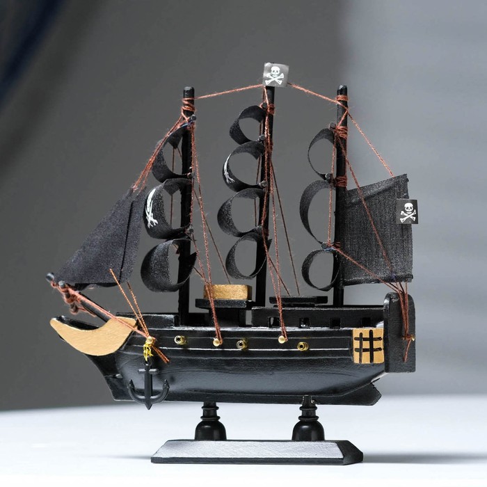 Корабль пиратский шестипушечный «Гангут», черные паруса,16х4х15.5см - Фото 1